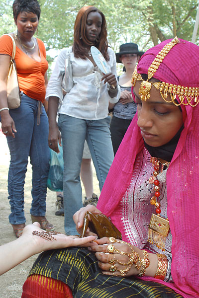 Demonstrating henna art